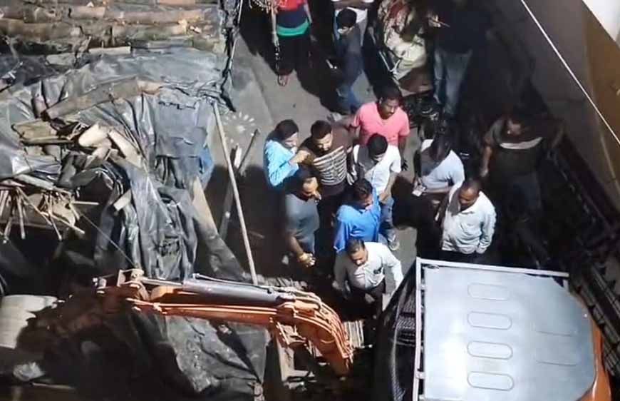 जबलपुर में 100 साल पुराना मकान भरभराकर गिरा, मलबे में फंसे लोगों का रेस्क्यू