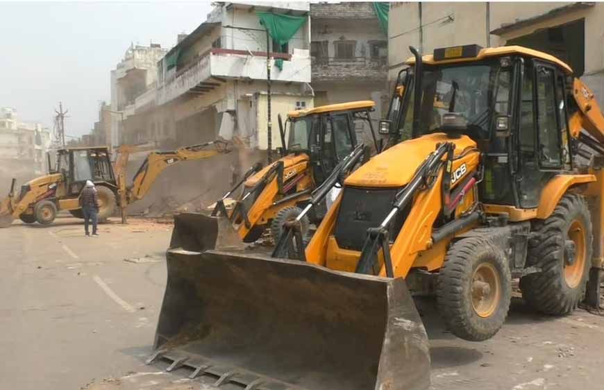 वाराणसी में सड़क चौड़ीकरण के लिए बड़ा बुलडोजर एक्शन, मुस्लिम बहुल इलाके में 10 भवन ध्वस्त