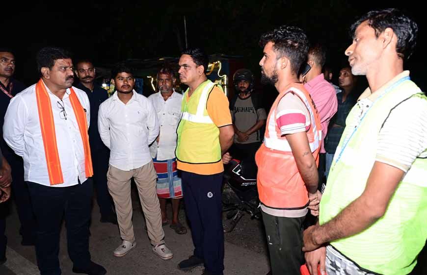 कवर्धा-बेमेतरा मार्ग पर पशुओं को देख उप मुख्यमंत्री विजय शर्मा ने अधिकारियों को लगाई फटकार