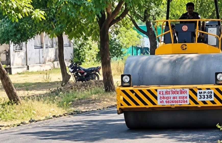 धार में बिना भूमिपूजन-प्रचार छह घंटे में सुधरा अस्पताल का जर्जर रास्ता, समाजसेवियों ने कराया डामरीकरण