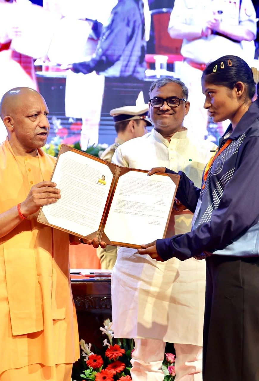 मुख्यमंत्री योगी आदित्यनाथ ने 470 खिलाड़ियों को सौंपे नियुक्ति पत्र, अब पुलिस की वर्दी में निभाएंगे नई जिम्मेदारी