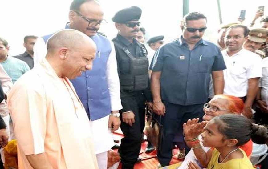योगी सरकार के निर्देश पर लखनऊ के बाढ़ प्रभावित क्षेत्रों में राहत कार्य युद्धस्तर पर जारी