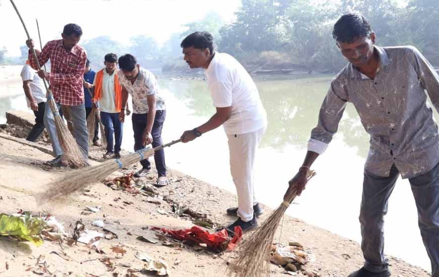 रामपुर आश्रम में जनभागीदारी से चला सेवा संकल्प के साथ स्वच्छता  अभियान
