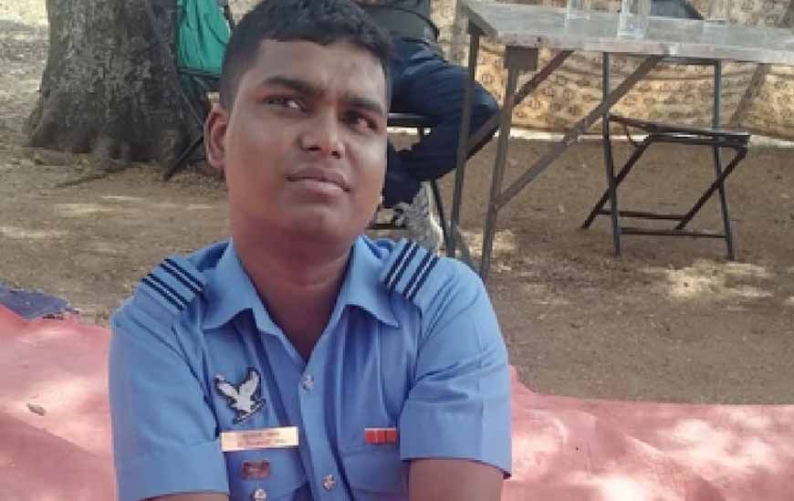 हैदराबाद में फर्जी एयरफोर्स अफसर गिरफ्तार, वर्दी पहन परेड ग्राउंड में खिंचवा रहा था फोटो