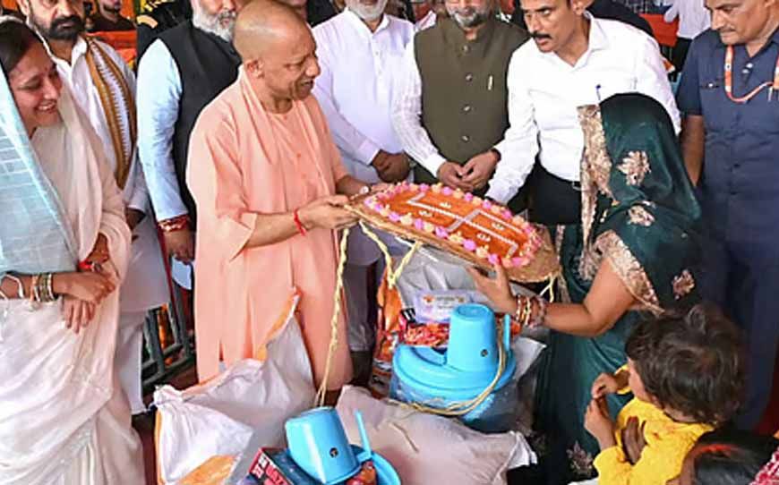 योगी सरकार के निर्देश पर बाढ़ प्रभावितों को नावों से पहुंचाया जा रहा भोजन और राशन