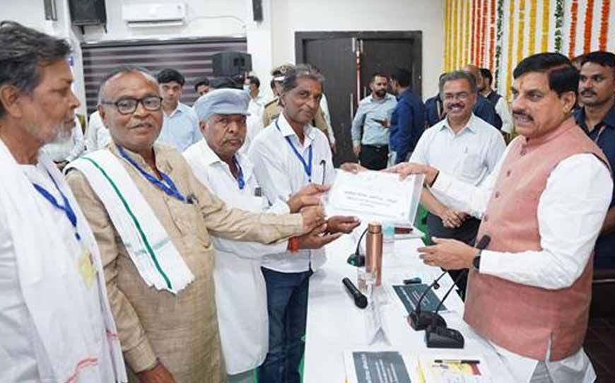 मुख्यमंत्री डॉ. यादव ने ग्रामीणों को वितरित किये रजिस्ट्री प्रमाण-पत्र