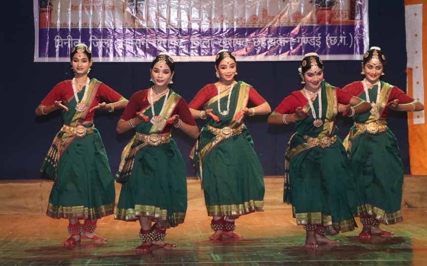 खैरागढ़ में ‘नमो सेवा–अनकही कहानियां’ का भव्य मंचन, 500 से अधिक विद्यार्थियों ने देखी नाट्य प्रस्तुति