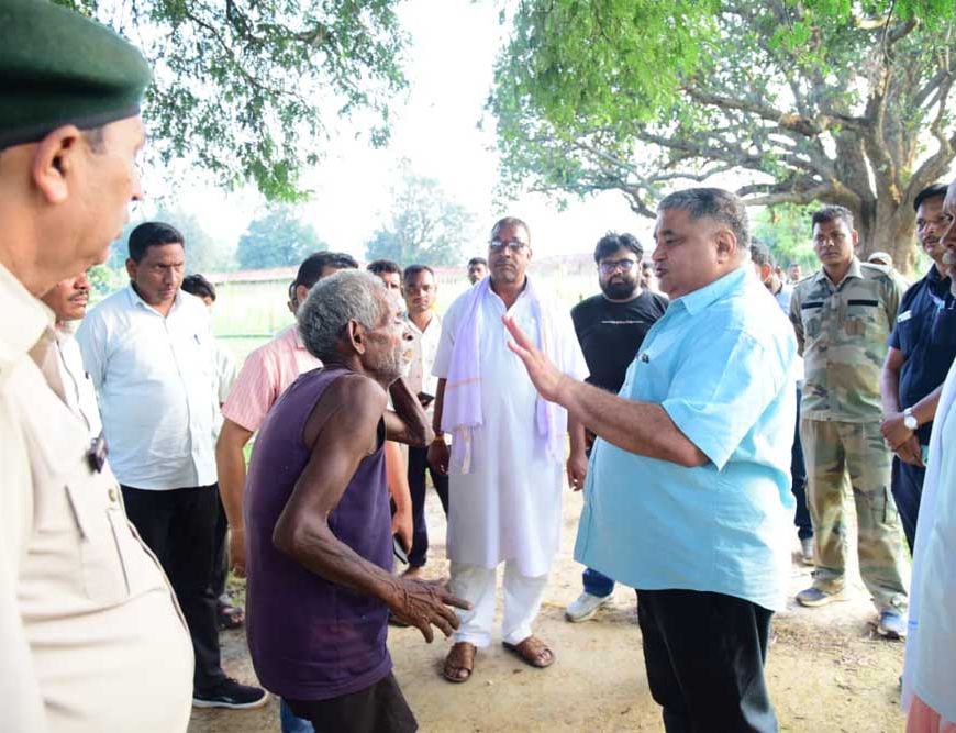 हाथी प्रभावित गांवों में पहुंचे पर्यटन मंत्री  राजेश अग्रवाल, ग्रामीणों से मिलकर जाना हाल, अधिकारियों को दिए त्वरित राहत के निर्देश