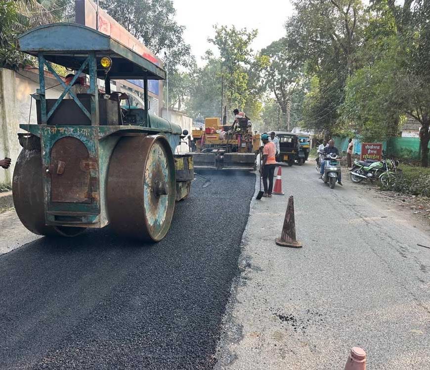 उप मुख्यमंत्री  अरुण साव के निर्देश पर एक्शन में पीडब्ल्यूडी, सड़कों की मरम्मत युद्धस्तर पर शुरू