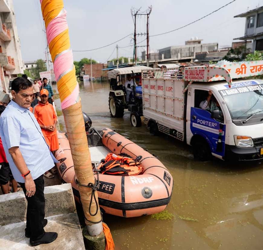 बाढ़ प्रभावितों को राहत पहुंचाने के लिए युद्ध स्तर पर कार्य कर रही योगी सरकार, नगर विकास मंत्री ने फैजुल्लागंज-दाउदनगर में किया निरीक्षण