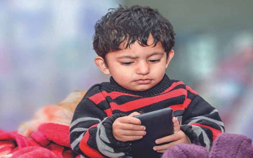 होमवर्क के बहाने मोबाइल में रील्स और गेम खेल रहे बच्चे, कम मार्क्स आने पर बढ़ रहा तनाव