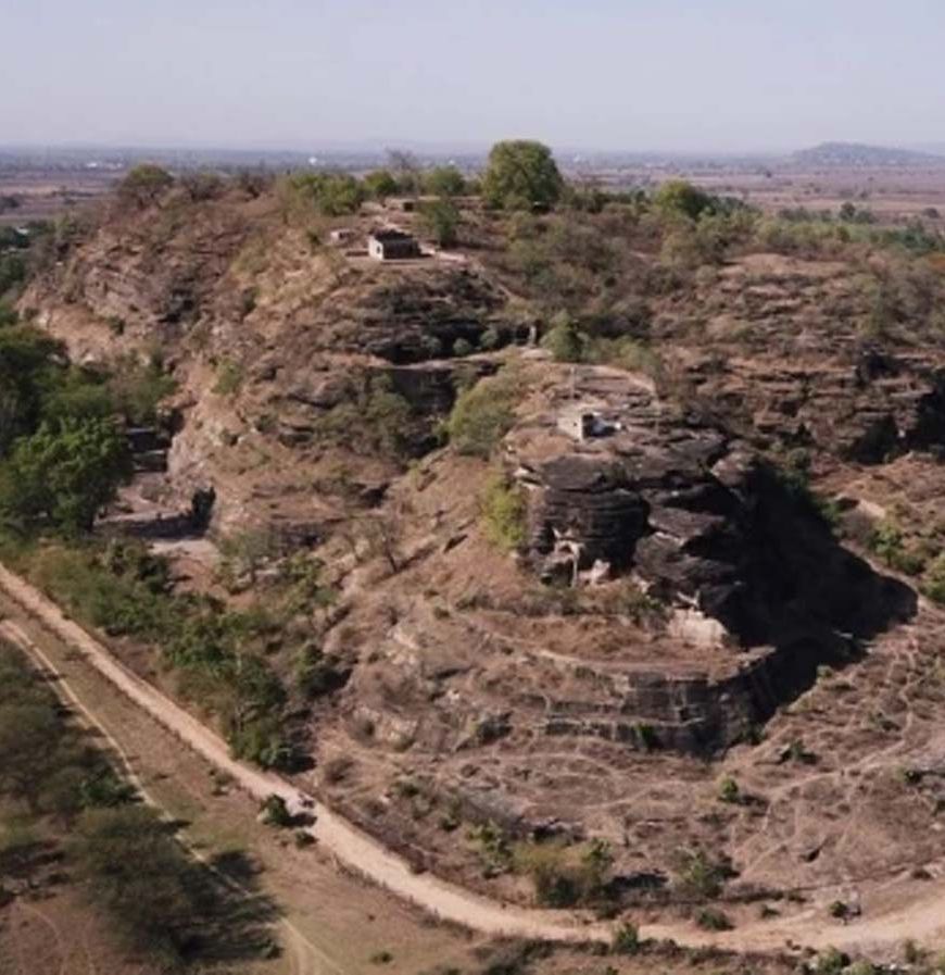 MP News: विदिशा की उदयगिरी गुफाओं में मां दुर्गा का 1700 साल पुराना दुर्लभ स्वरूप, 12 भुजाओं वाली प्रतिमा है खास