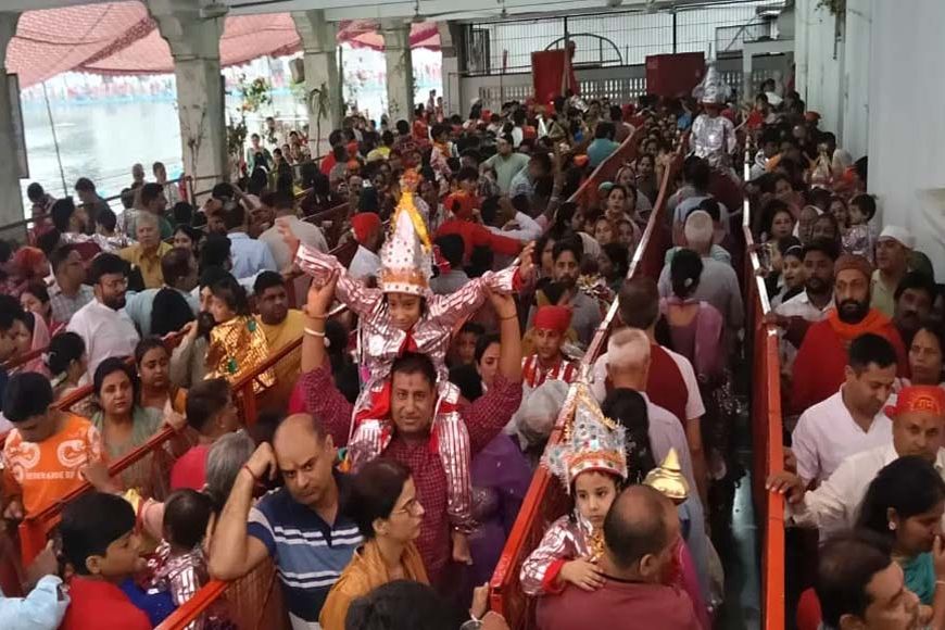 Amritsar News: संतान प्राप्ति की मन्नत पूरी होने पर बच्चों ने पहना ‘लंगूर का बाना’, मंदिर में उमड़ी भीड़