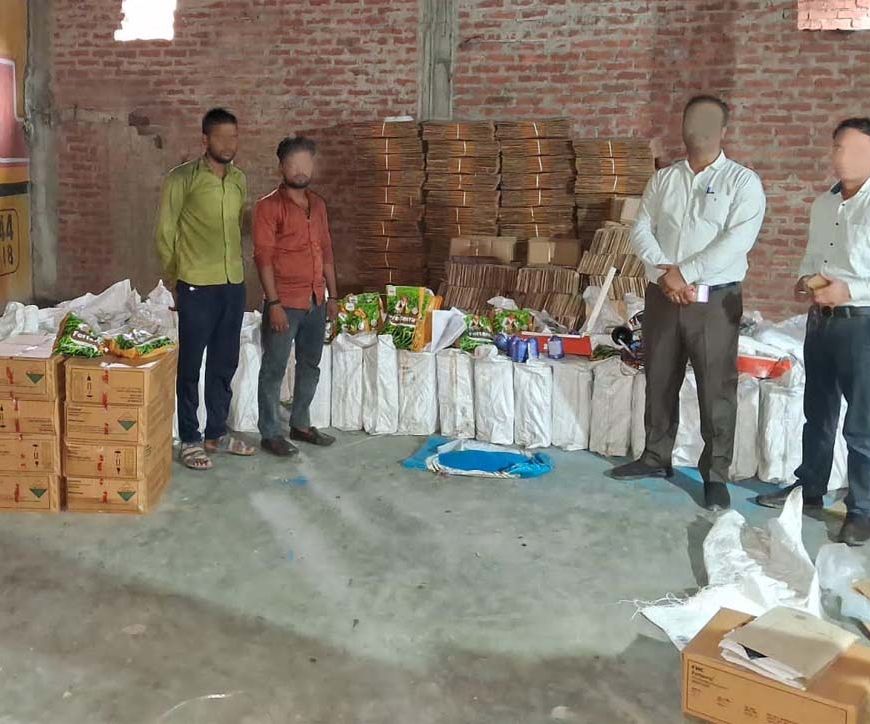 CG News: राजनांदगांव के औंधी में खुले में मिला जहरीले कीटनाशकों का जखीरा, मचा हड़कंप