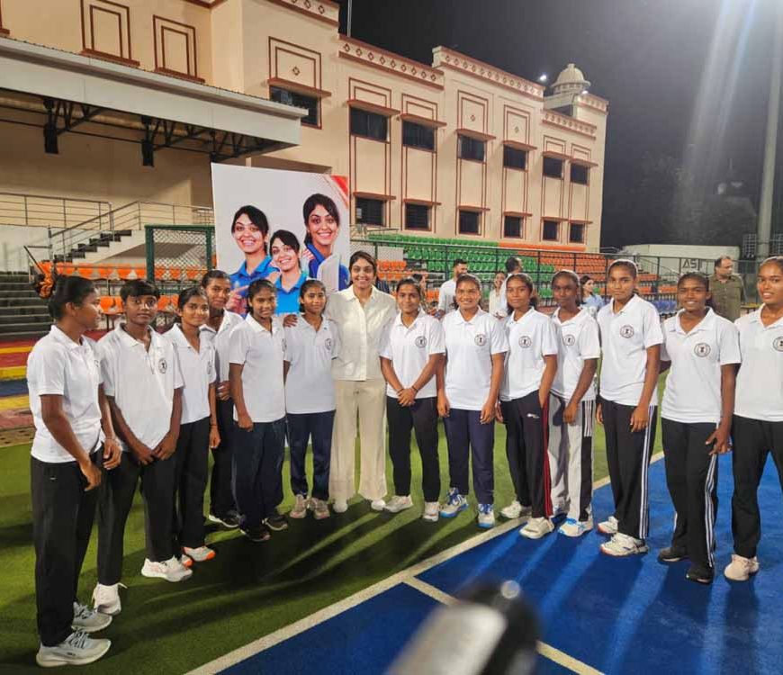 अंतरराष्ट्रीय क्रिकेटर हरलीन देओल ने हॉकी अकादमी के खिलाड़ियों से की मुलाकात, अरुण साव की पहल पर हुआ आयोजन