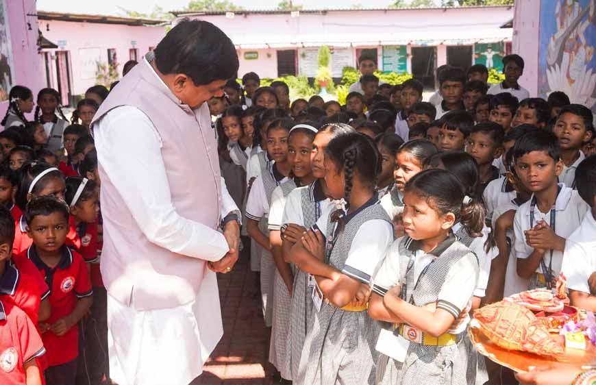 मुख्यमंत्री डॉ. यादव काफिला रुकवाकर पहुंचे स्कूल बच्चों से किया आत्मीय संवाद