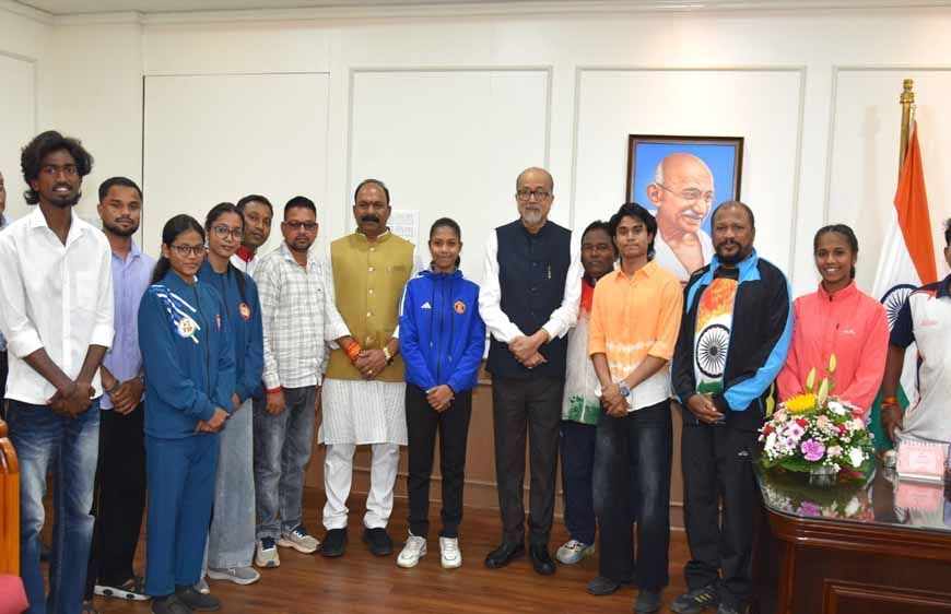 राज्यपाल रमेन डेका से प्रदेश के उत्कृष्ट खिलाड़ियों ने की सौजन्य भेंट