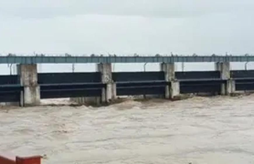 नेपाल में भूस्खलन के बाद नदियों में बढ़ा जलस्तर, वाल्मीकिनगर गंडक बराज पर फिलहाल खतरा नहीं