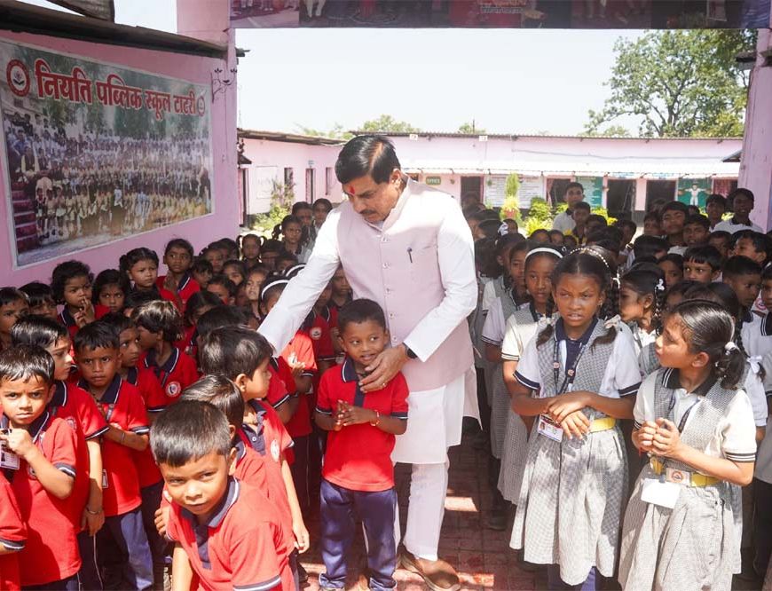 मुख्यमंत्री डॉ. यादव काफिला रुकवाकर पहुंचे स्कूल, बच्चों से किया आत्मीय संवाद