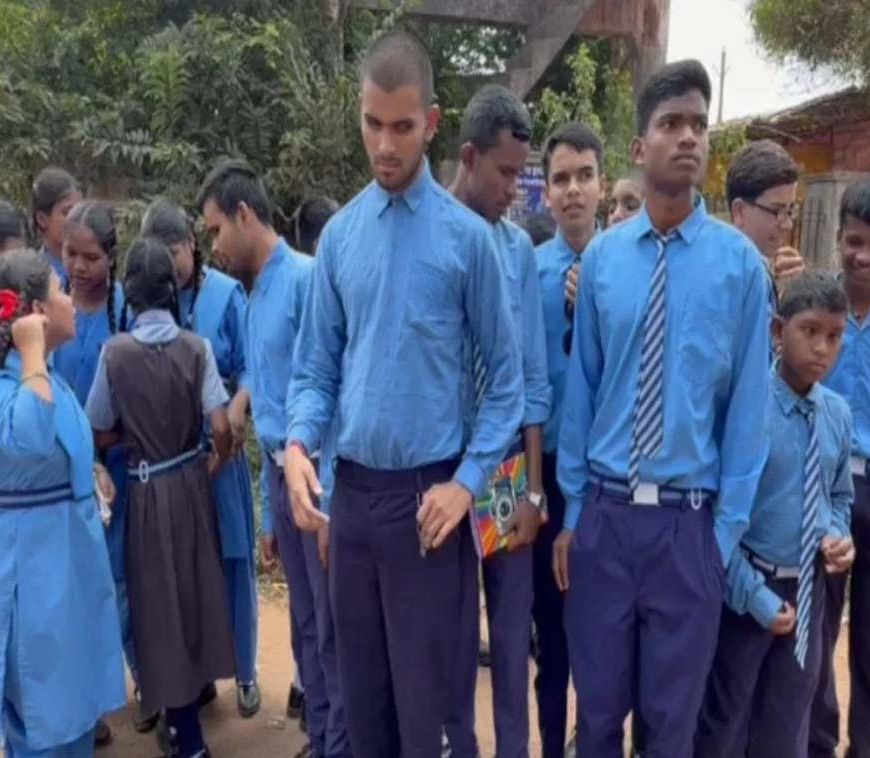 शिक्षक की मांग को लेकर सड़क पर उतरे दृष्टि-श्रवण बाधित स्कूल के बच्चे