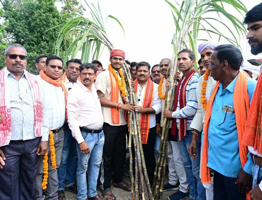 गन्ने का मूल्य 425 रुपये प्रति क्विंटल होने पर किसानों में खुशी, उप मुख्यमंत्री श्री विजय शर्मा को गन्ना भेंटकर किया अभिनंदन