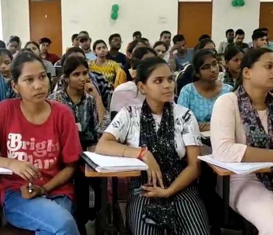 गरीब मेधावियों के सपनों को मिलेगी उड़ान, योगी सरकार ने खोले जेईई-नीट की तैयारी के द्वार