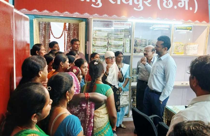 ग्रामोद्योग सचिव  राजेश सिंह राणा ने किया छत्तीसगढ़ रेशम सेतु का निरीक्षण
