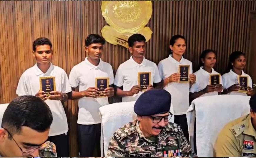 बस्तर में नक्सलवाद को झटका, 35 लाख के इनामी 6 नक्सलियों ने किया आत्मसमर्पण