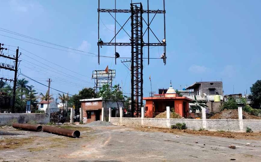 रायपुर: फुंडहर के खेल मैदान में निजी होर्डिंग लगाने का विरोध, सुरक्षा मानकों की अनदेखी का आरोप