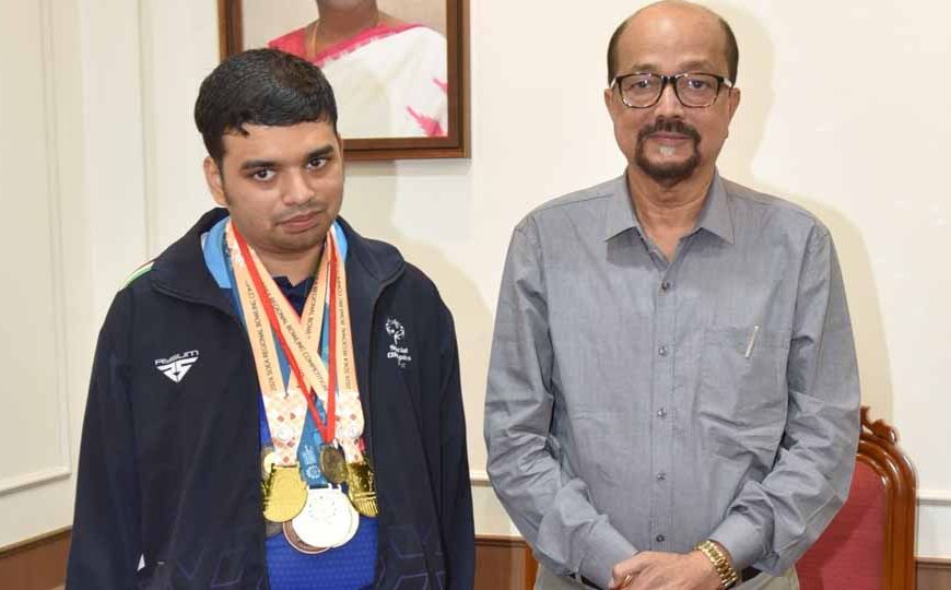 राज्यपाल डेका ने की विशेष ओलंपिक में स्वर्ण पदक विजेता इभानन साहू की सराहना