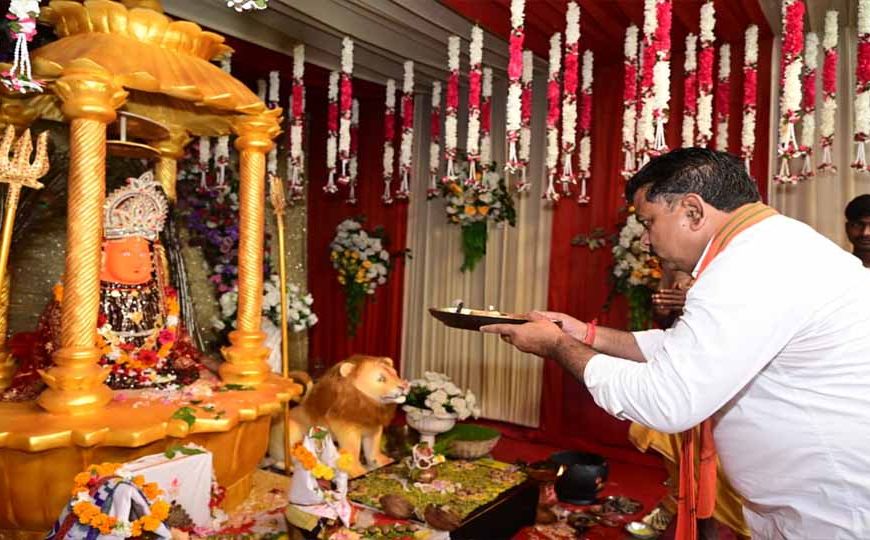 उप मुख्यमंत्री विजय शर्मा ने कवर्धा में मां महामाया और मां विंध्यवासिनी के दर्शन कर प्रदेश की सुख-समृद्धि और खुशहाली की कामना की
