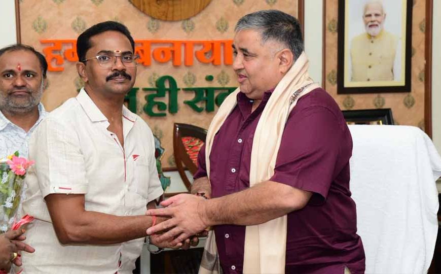 पर्यटन मंत्री राजेश अग्रवाल ने नवा रायपुर स्थित निवास कार्यालय में नागरिकों से की आत्मीय भेंट-मुलाकात