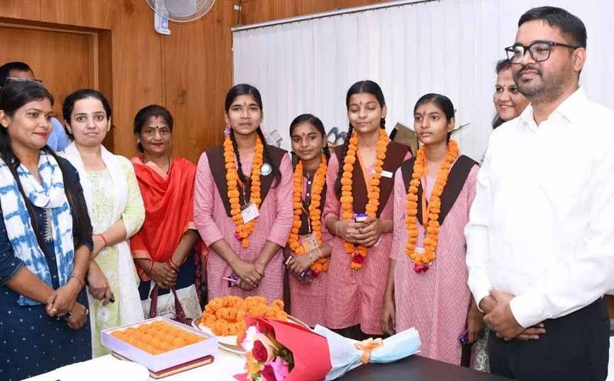 योगी सरकार में मिशन शक्ति से बेटियों को नेतृत्व का अवसर, चार छात्राओं ने संभाली मध्याह्न भोजन प्राधिकरण की कमान