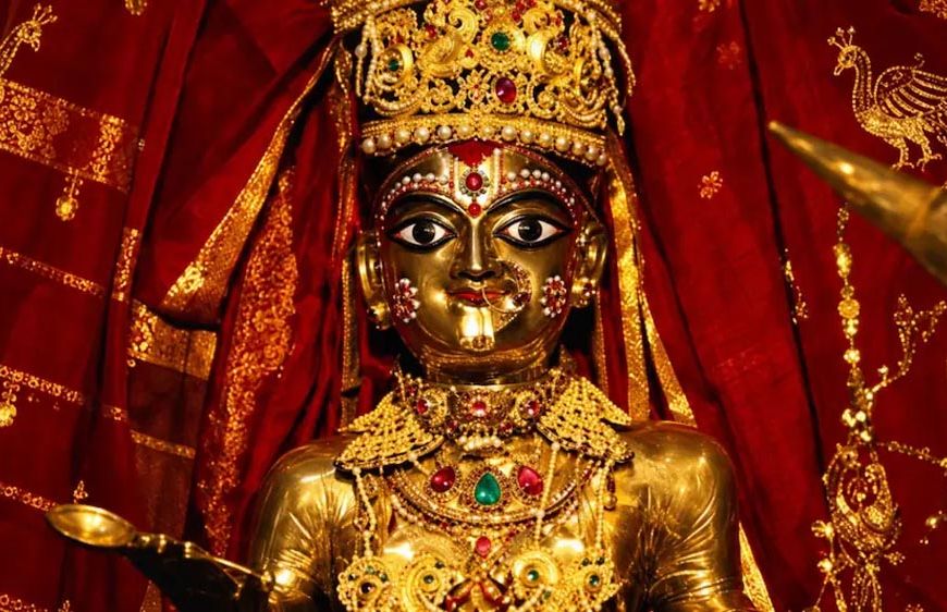 पश्चिम बंगाल में 400 साल पुरानी दुर्गा पूजा, 360 दिन बैंक लॉकर में रहती है मां की स्वर्ण प्रतिमा
