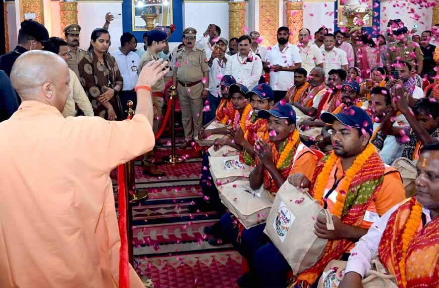 माफिया की जगह सिर्फ मिट्टी, कब्जाई जमीन पर गरीबों की बनेंगी हवेलियां: मुख्यमंत्री योगी आदित्यनाथ