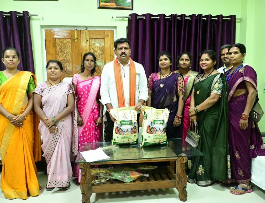 उप मुख्यमंत्री  विजय शर्मा से मिलीं माँ दंतेश्वरी महिला किसान उत्पादक कंपनी की सदस्य, उप मुख्यमंत्री ने एनपीओपी प्रमाणन मिलने पर दी बधाई