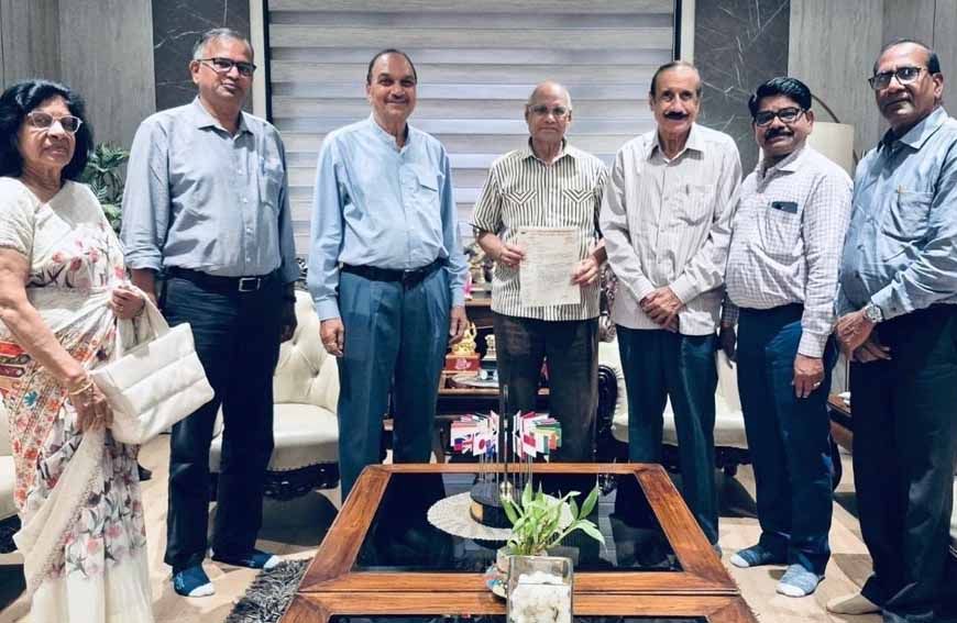 पेंशन पुनर्बहाली के लिए रमेश बैस से मिले पेंशनभोगी प्राध्यापक