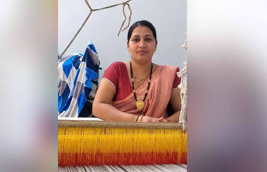 उन्नत उपकरण सहायता योजना से टोकेश्वरी साहू को बुनाई कार्य में मिली सहूलियत