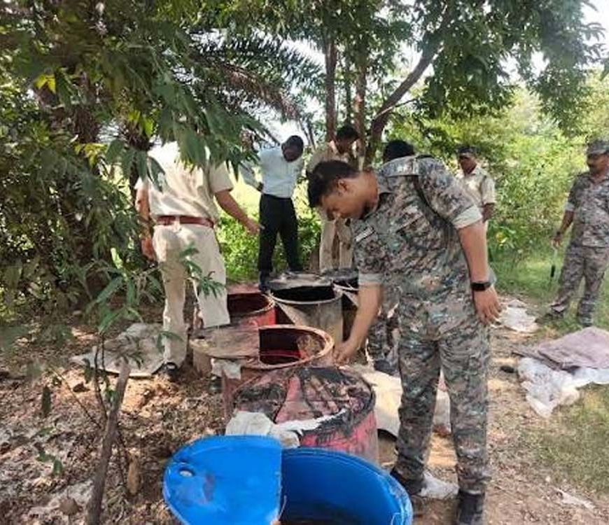 पलामू में दुर्गा पूजा से पहले पुलिस की बड़ी कार्रवाई, कई गांवों में अवैध महुआ शराब नष्ट