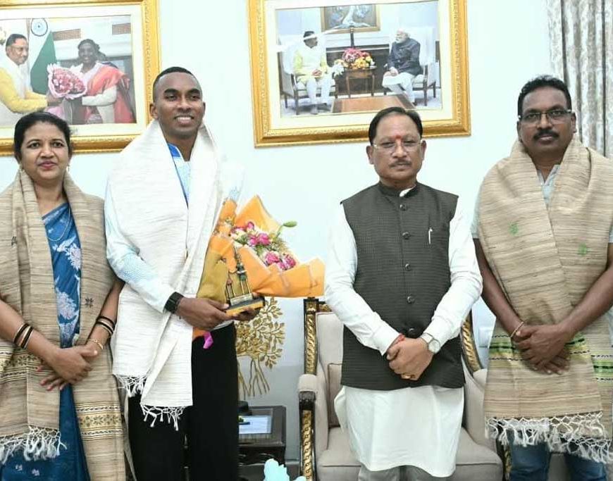 मुख्यमंत्री  विष्णु देव साय से एशियन गेम्स के कांस्य पदक विजेता एथलीट अनिमेष कुजूर ने की सौजन्य मुलाकात