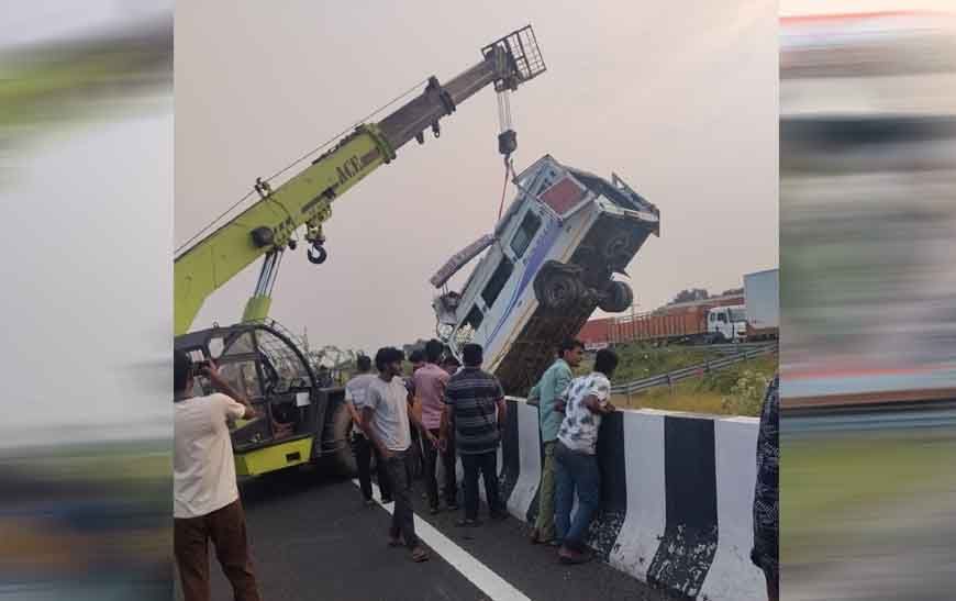 दिल्ली-मुंबई एक्सप्रेसवे पर भीषण हादसा, बस खाई में गिरी, 8 लोगों की मौत