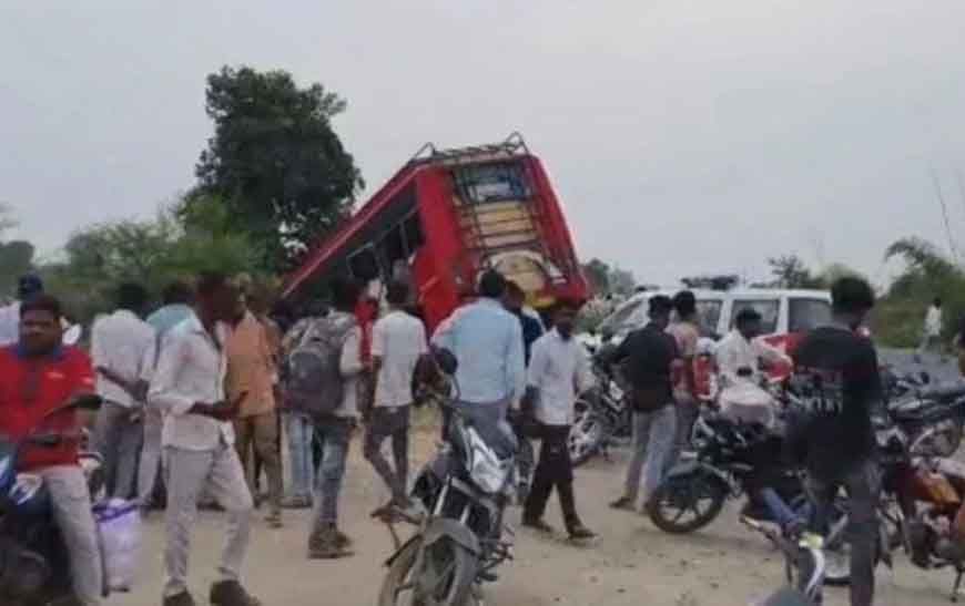 उज्जैन में बड़ा सड़क हादसा: बाइक सवारों को बचाने में पलटी बस, 2 की मौत और 5 महिलाएं घायल