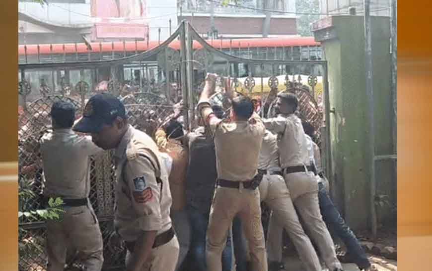 बैरागढ़ में बच्ची की हत्या से आक्रोश, भोपाल-सीहोर मार्ग जाम कर लोगों ने किया प्रदर्शन
