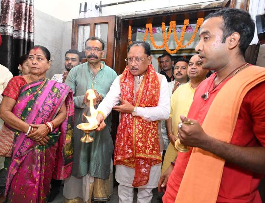 मुख्यमंत्री  विष्णु देव साय ने मां काली और मां दुर्गा की पूजा-अर्चना कर प्रदेश की सुख-समृद्धि की कामना की