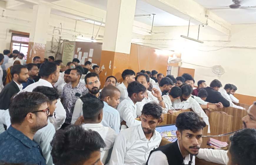 इंदौर में शुभ मुहूर्त पर रजिस्ट्री कराने उमड़ी भीड़, सर्वर की सुस्ती से परेशानी
