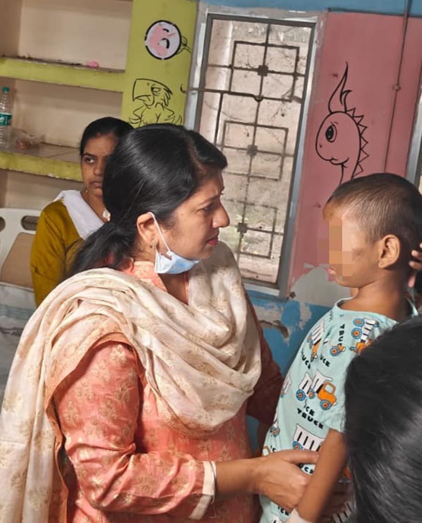 तीन साल के मासूम से क्रूरता पर बाल आयोग सख्त अस्पताल मिलने पहुंची आयोग की अध्यक्ष