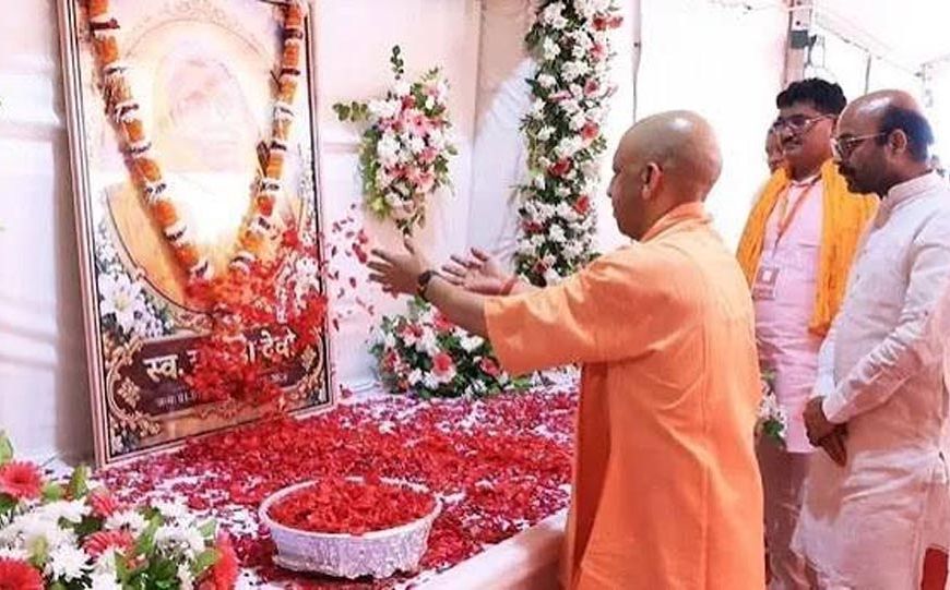 हरीश द्विवेदी के गांव पहुंचे मुख्यमंत्री, दिवंगत माता को दी श्रद्धांजलि