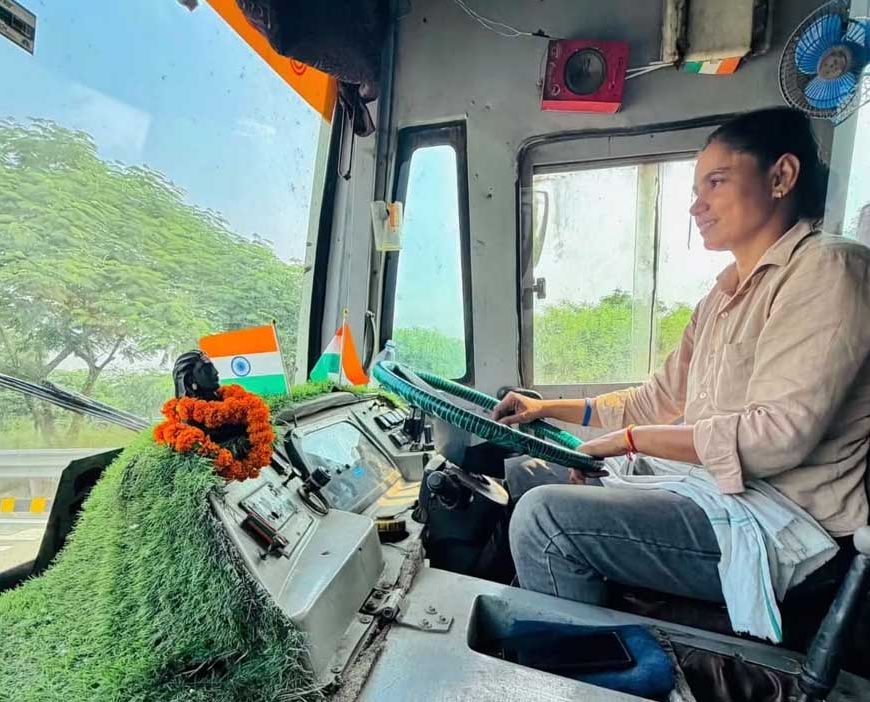 शक्ति स्वरूपा सोनू ने परंपरा तोड़कर संभाला बस का स्टीयरिंग
