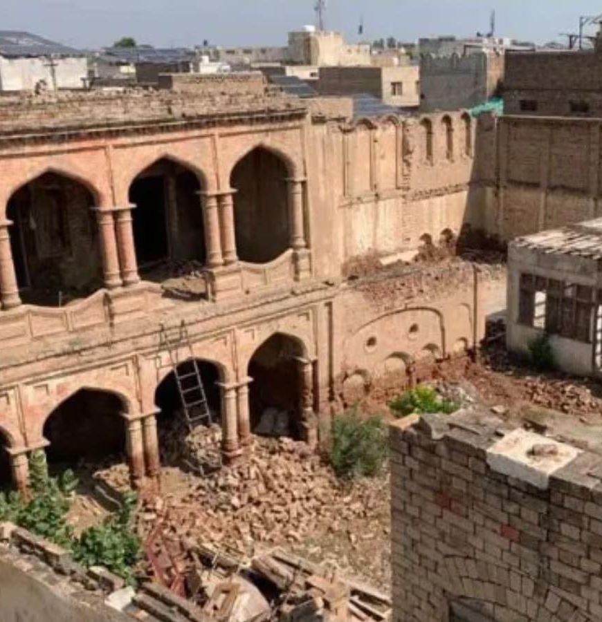 पाकिस्तान में ऐतिहासिक रामलीला मंदिर सील, तोड़फोड़ और कमर्शियल प्लाजा बनाने पर विवाद