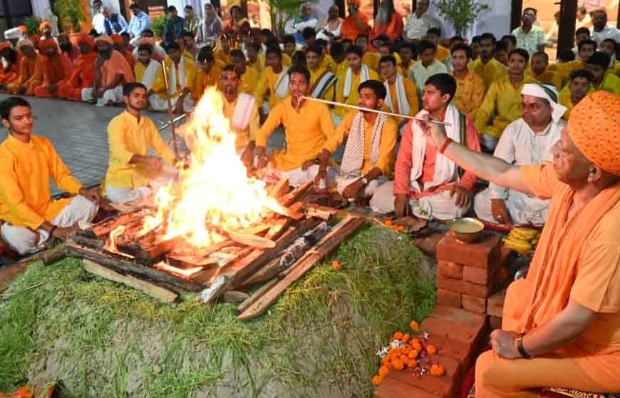 महानिशा पूजन कर सीएम योगी ने की जगत कल्याण की प्रार्थना